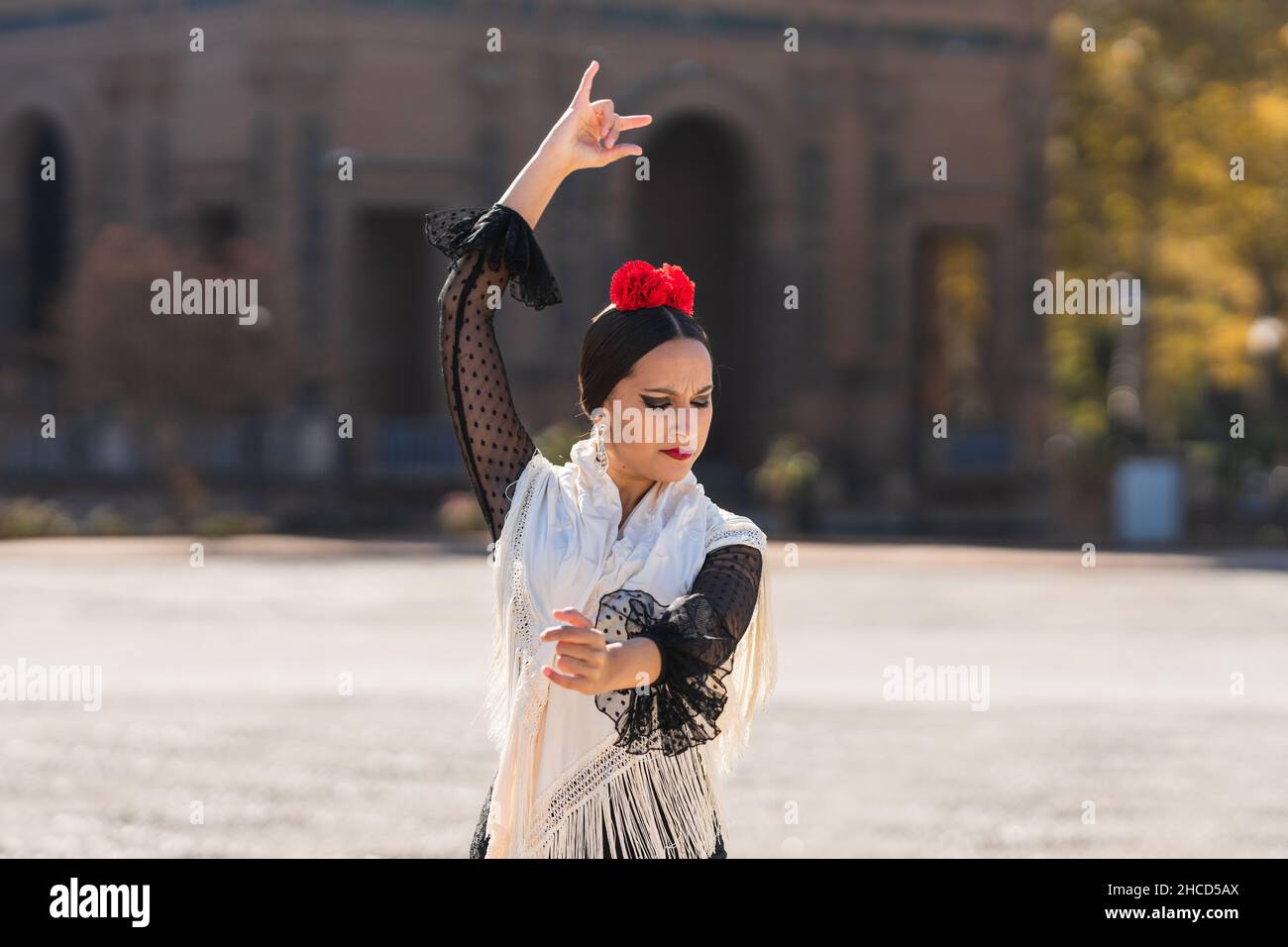 Femme espagnole dansant le flamenco en plein air Banque D'Images