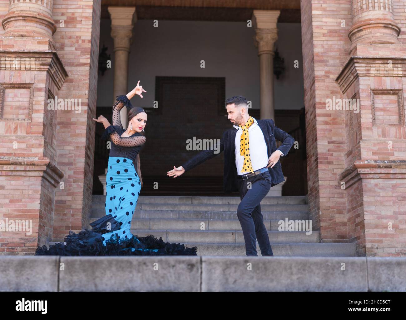 Homme et femme dansant le flamenco dans les escaliers d'un bâtiment traditionnel Banque D'Images