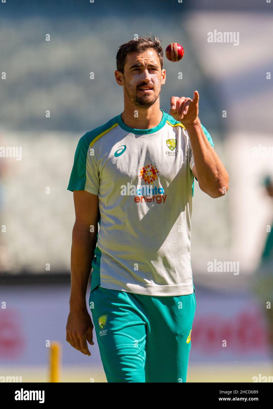 Melbourne, Australie.28th décembre 2021.Mitchell Starc d'Australie regarde avant le troisième jour du troisième match de test dans la série Ashes entre l'Australie et l'Angleterre au Melbourne Cricket Ground le 28 décembre 2021 à Melbourne, en Australie.(Usage éditorial seulement) Credit: Izhar Ahmed Khan/Alamy Live News/Alamy Live News Banque D'Images