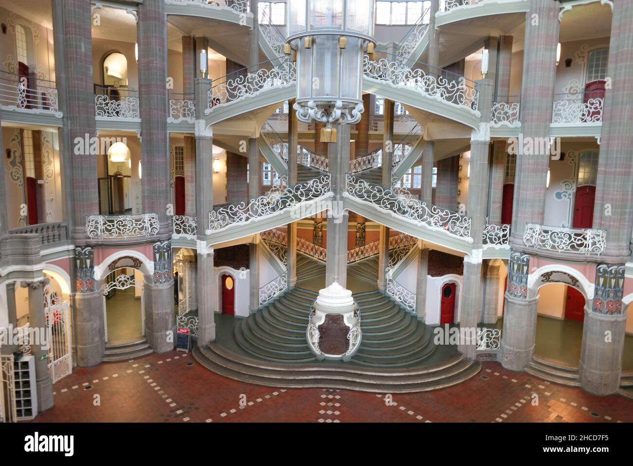 Grand escalier cérémonial orné de balustrades en fer forgé ornées au palais de justice historique de Kammergericht, décoré d'un design néoclassique Banque D'Images