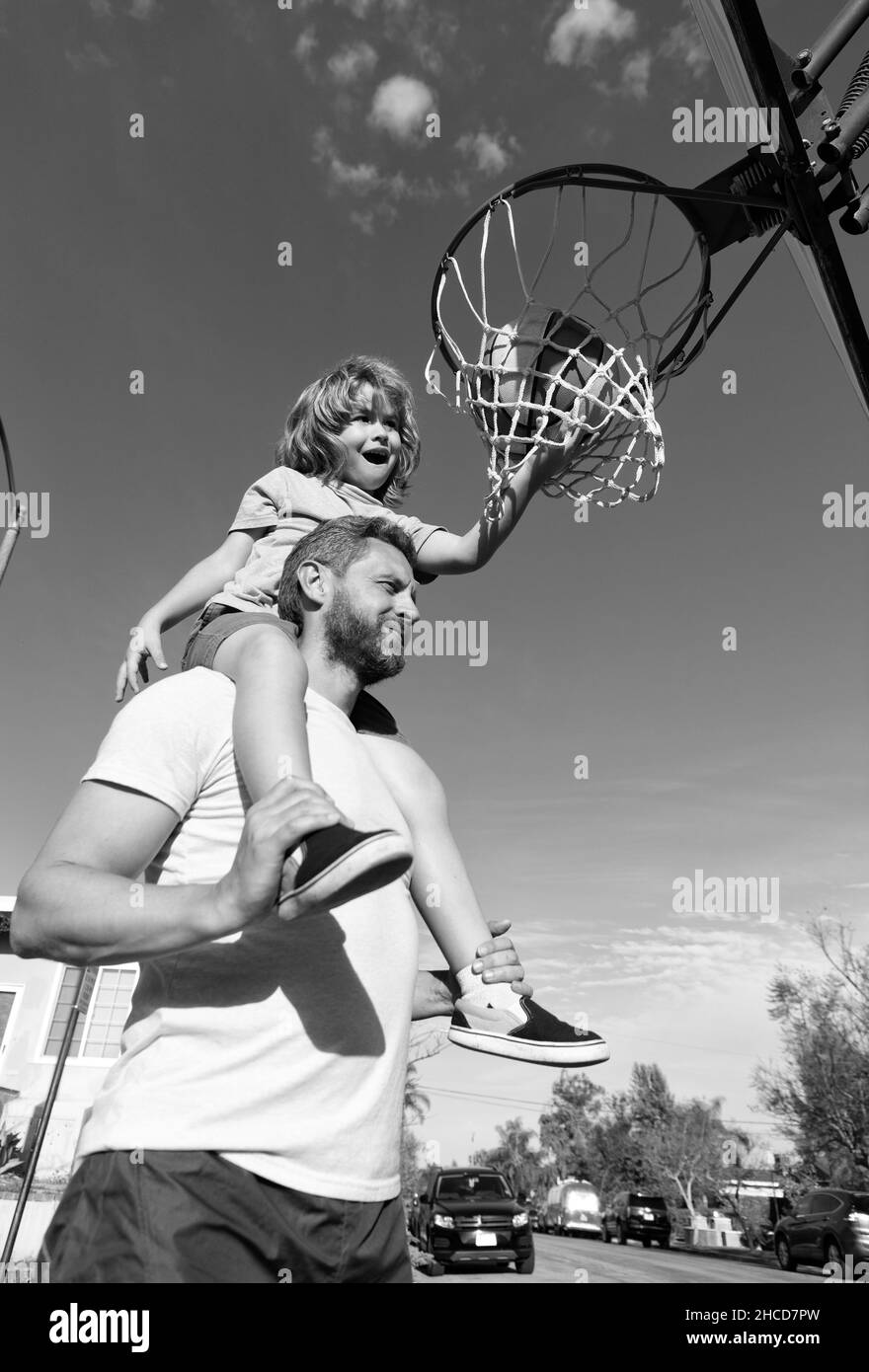ballon de basket de jeu pour le père et le fils en plein air sur terrain de jeu, sport Banque D'Images