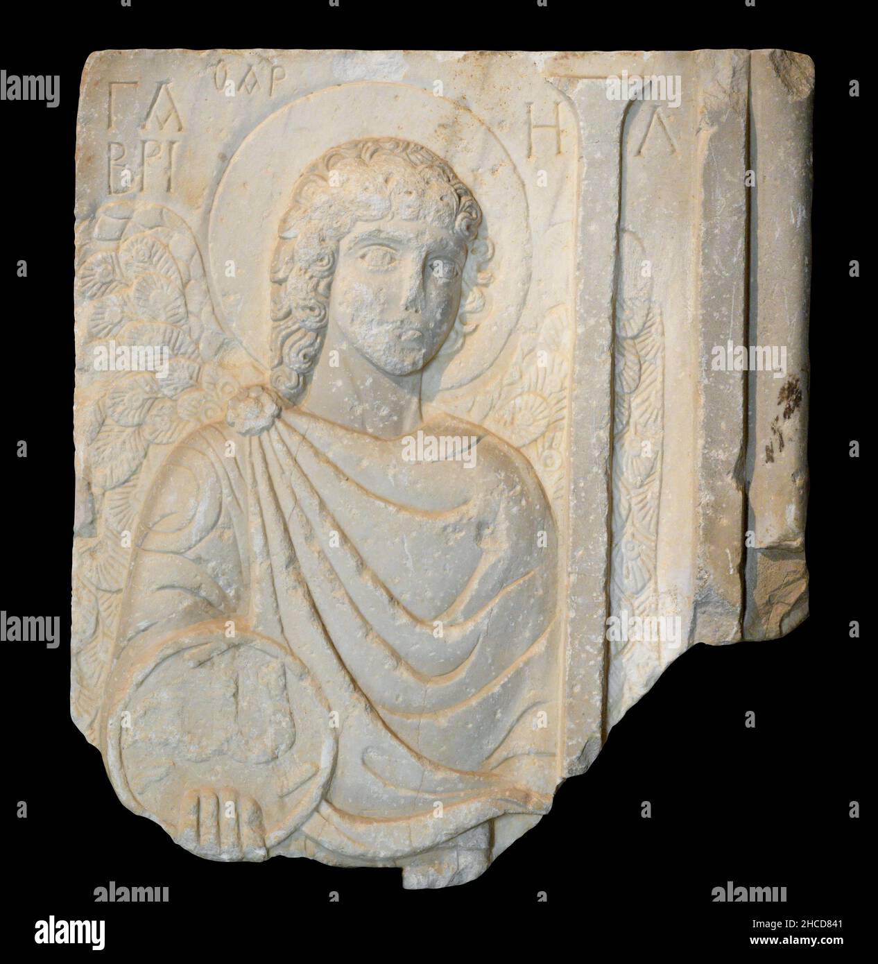Relief de l'Archange Gabriel avec inscription grecque; il détient un médaillon avec un texte en texte arabe. Banque D'Images