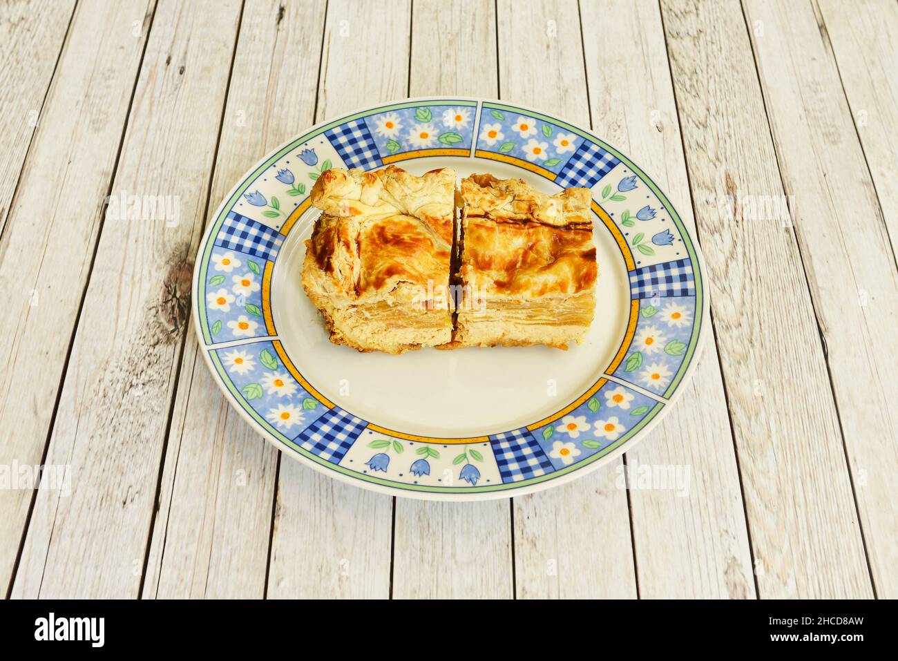 La tarte aux pommes est une tarte aux fruits faite avec une pâte aux pommes.Il y a beaucoup de variantes, et la pomme peut être hachée ou compote.Les pommes peuvent être placées dir Banque D'Images