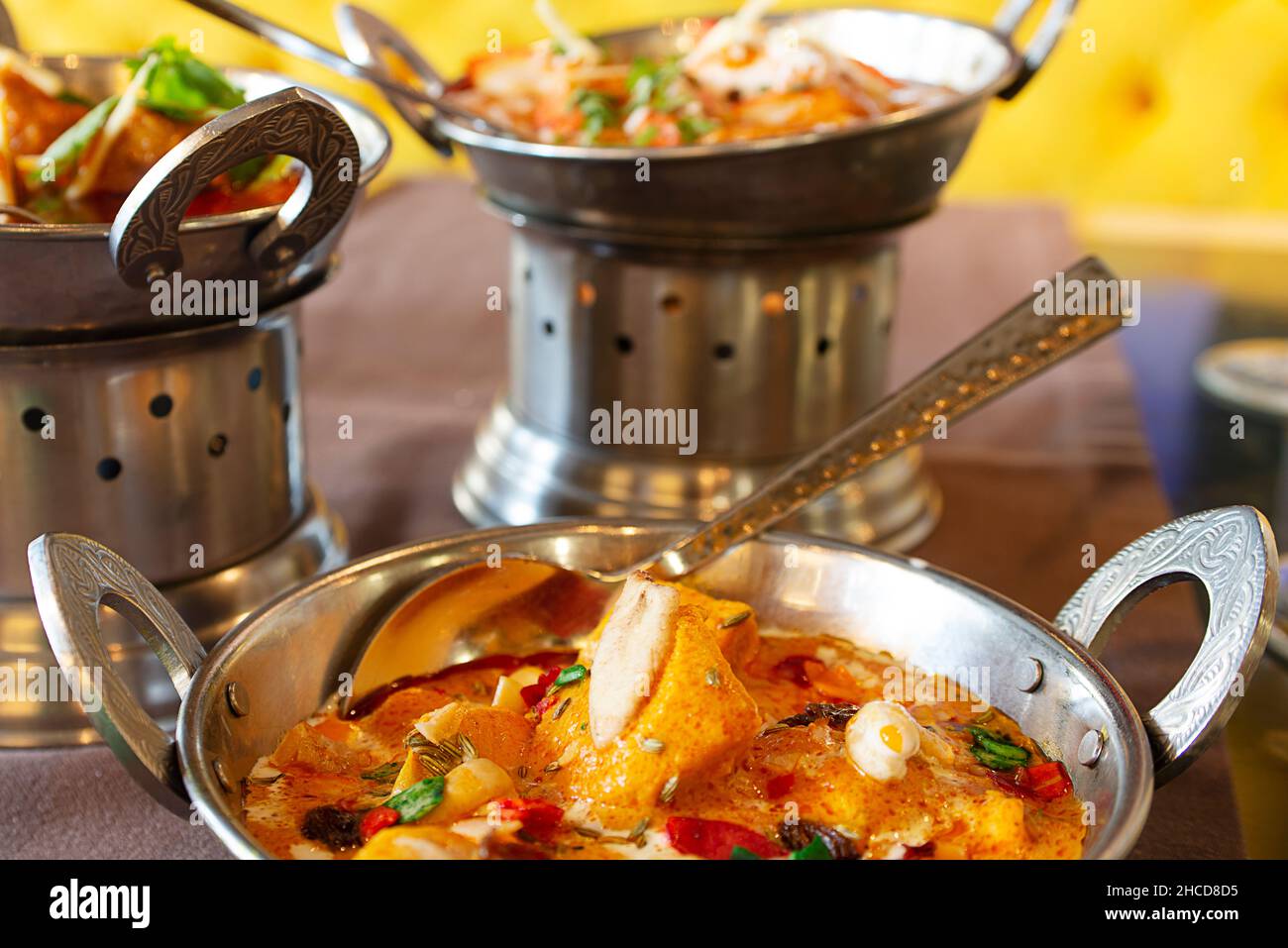 Plats indiens avec des currys typiques doux et épicés dans leurs récipients traditionnels Banque D'Images