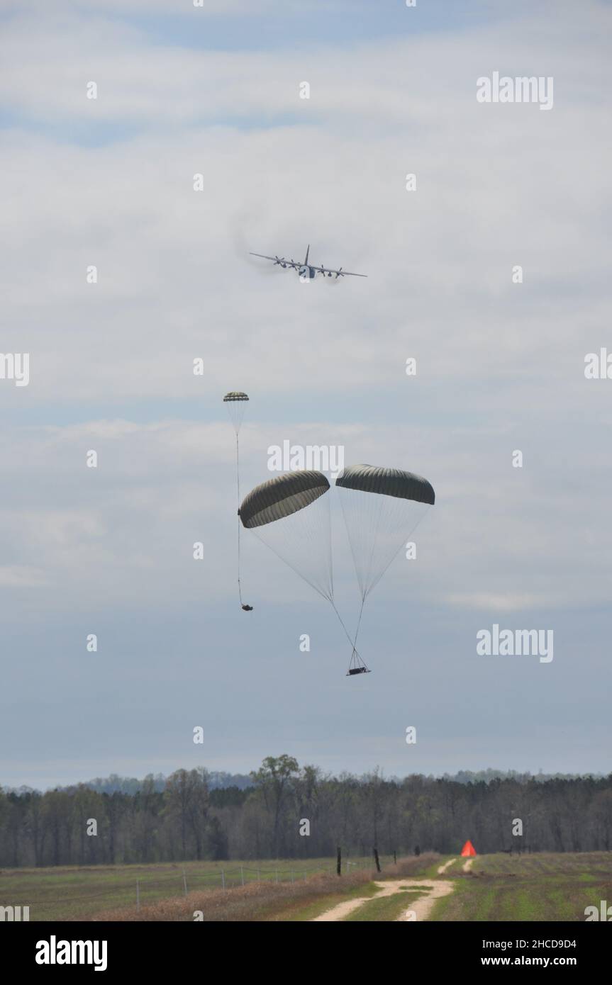 Un chariot de transport aérien de 908th, aile C-130H2 Hercules, dépose des cargaisons pendant l'exercice Auburn Tide à la base aérienne de Maxwell, en Alabama.Auburn Tide a été une démonstration à l’échelle de l’aile de la préparation avant le déploiement visant à améliorer les compétences de 908th aviateurs dans les mois qui ont précédé le plus grand déploiement de l’histoire de l’aile.(É.-U.Photo de la Force aérienne de Bradley J. Clark) Banque D'Images