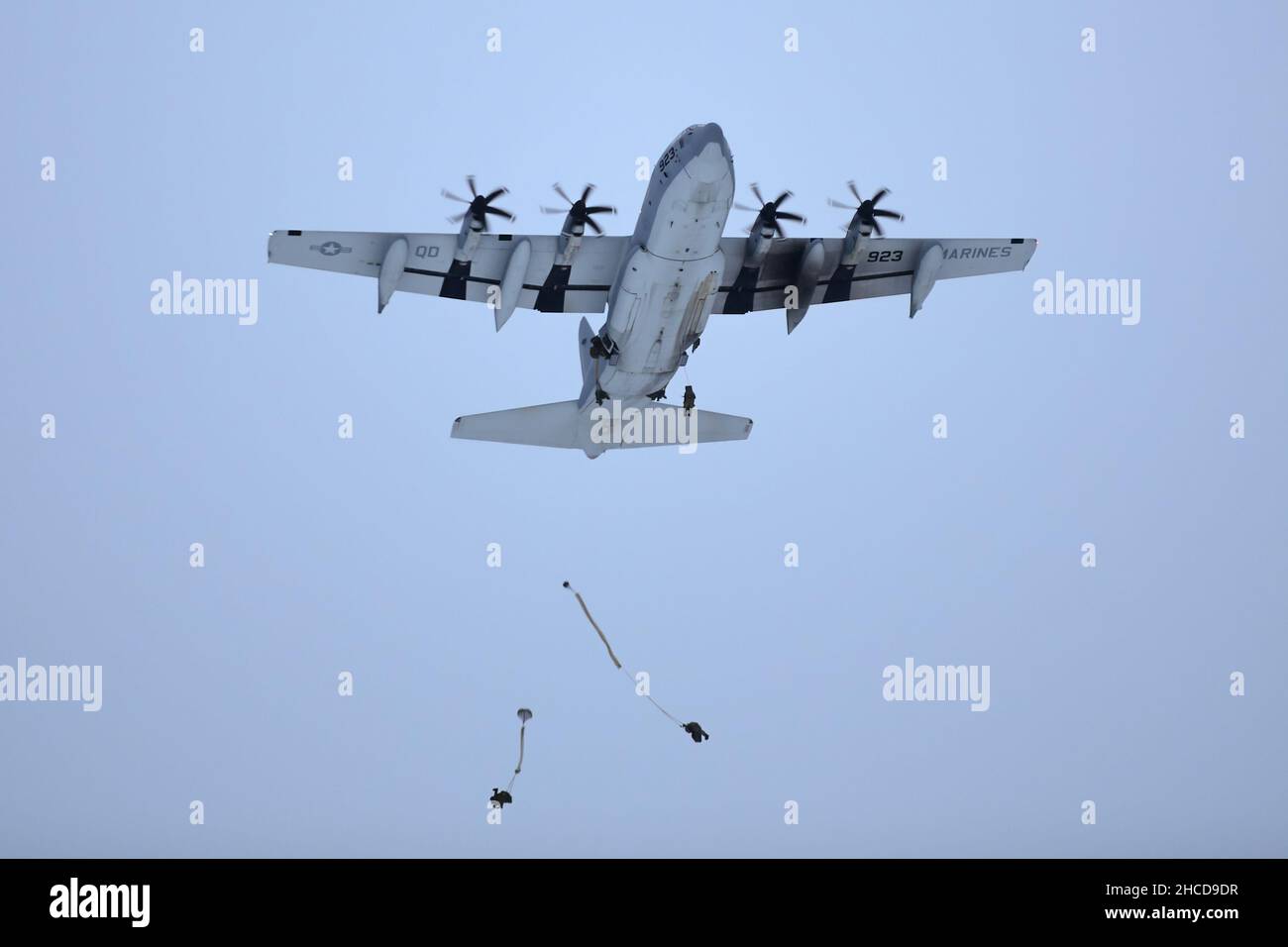 Les parachutistes de l'équipe de combat de la Brigade d'infanterie 4th (Airborne), 25th, Division d'infanterie, participent à l'opération Toy Drop en exécutant une opération aérienne dans la zone de chute de Malemute, base interarmées Elmendorf-Richardson, Alaska, le 9 décembre 2021.Les parachutistes ont fait don de jouets à des organismes de bienfaisance locaux et ont mené une opération aérienne avec un capitaine de macaron chilien, gagnant leurs ailes de saut chilien et diffusant les fêtes de fin d'année à leur communauté locale.(Photo de l'armée/John Pennell) Banque D'Images