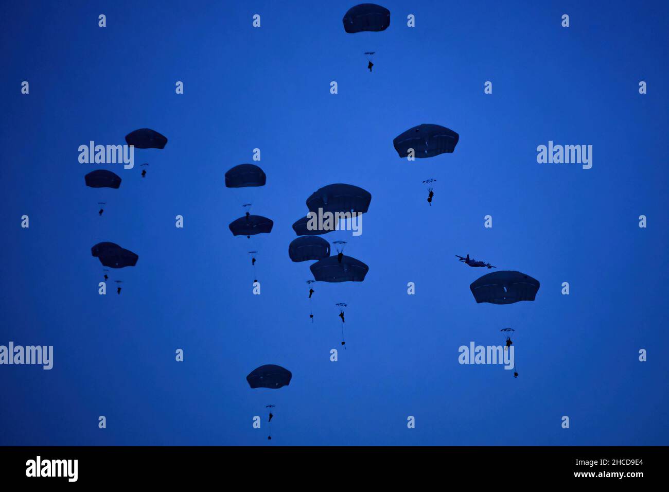 Les parachutistes de l'équipe de combat de la Brigade d'infanterie 4th (Airborne), 25th, Division d'infanterie, participent à l'opération Toy Drop en exécutant une opération aérienne dans la zone de chute de Malemute, base interarmées Elmendorf-Richardson, Alaska, le 9 décembre 2021.Les parachutistes ont fait don de jouets à des organismes de bienfaisance locaux et ont mené une opération aérienne avec un capitaine de macaron chilien, gagnant leurs ailes de saut chilien et diffusant les fêtes de fin d'année à leur communauté locale.(Photo de l'armée/John Pennell) Banque D'Images