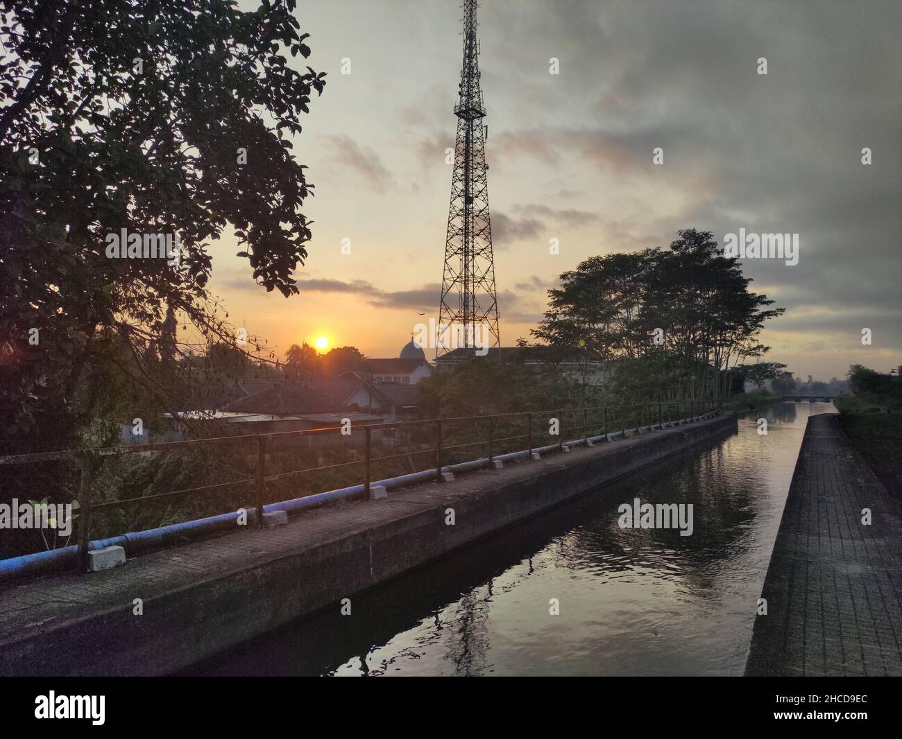 la belle atmosphère matinale sur la rivière convient pour les papiers peints et les histoires des activités matinales Banque D'Images