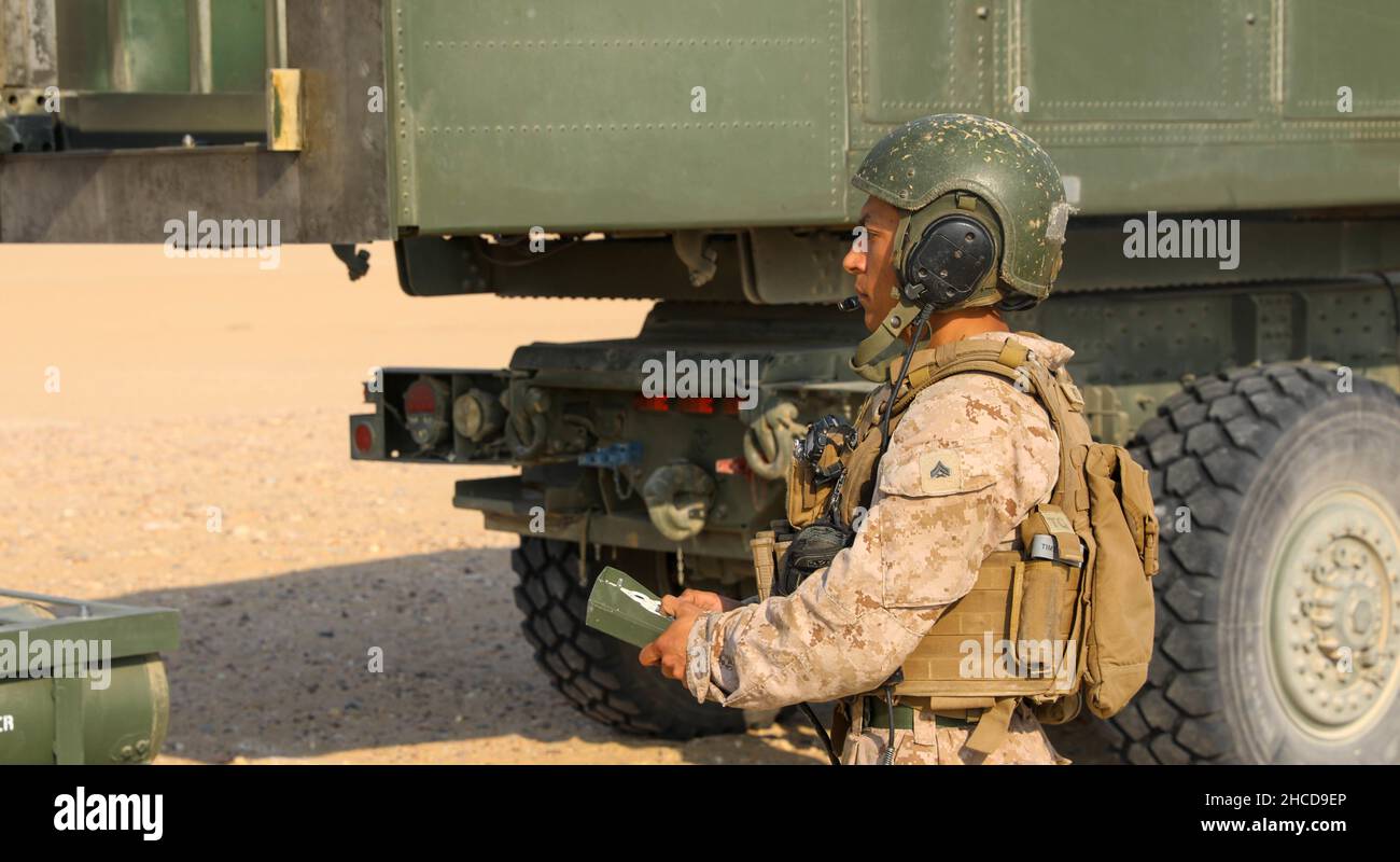 Caporal du corps des Marines des États-UnisMichael Chavez Torres, affecté à Bravo Battery, Battalion Landing Group 1/1, 11th Marine Expeditionary Unit, gère le boîtier de contrôle pendant la séquence de déchargement et de chargement d'un système de fusée d'artillerie à haute mobilité au complexe de la chaîne Udari, au Koweït, le 8 novembre 2021.Le MEU de 11th a mené un exercice d'entraînement conjoint de tir en direct avec des soldats affectés à la Force opérationnelle Iron Valor.(É.-U.Photo de la Garde nationale de l'armée par le Sgt.Kyle Burks) Banque D'Images