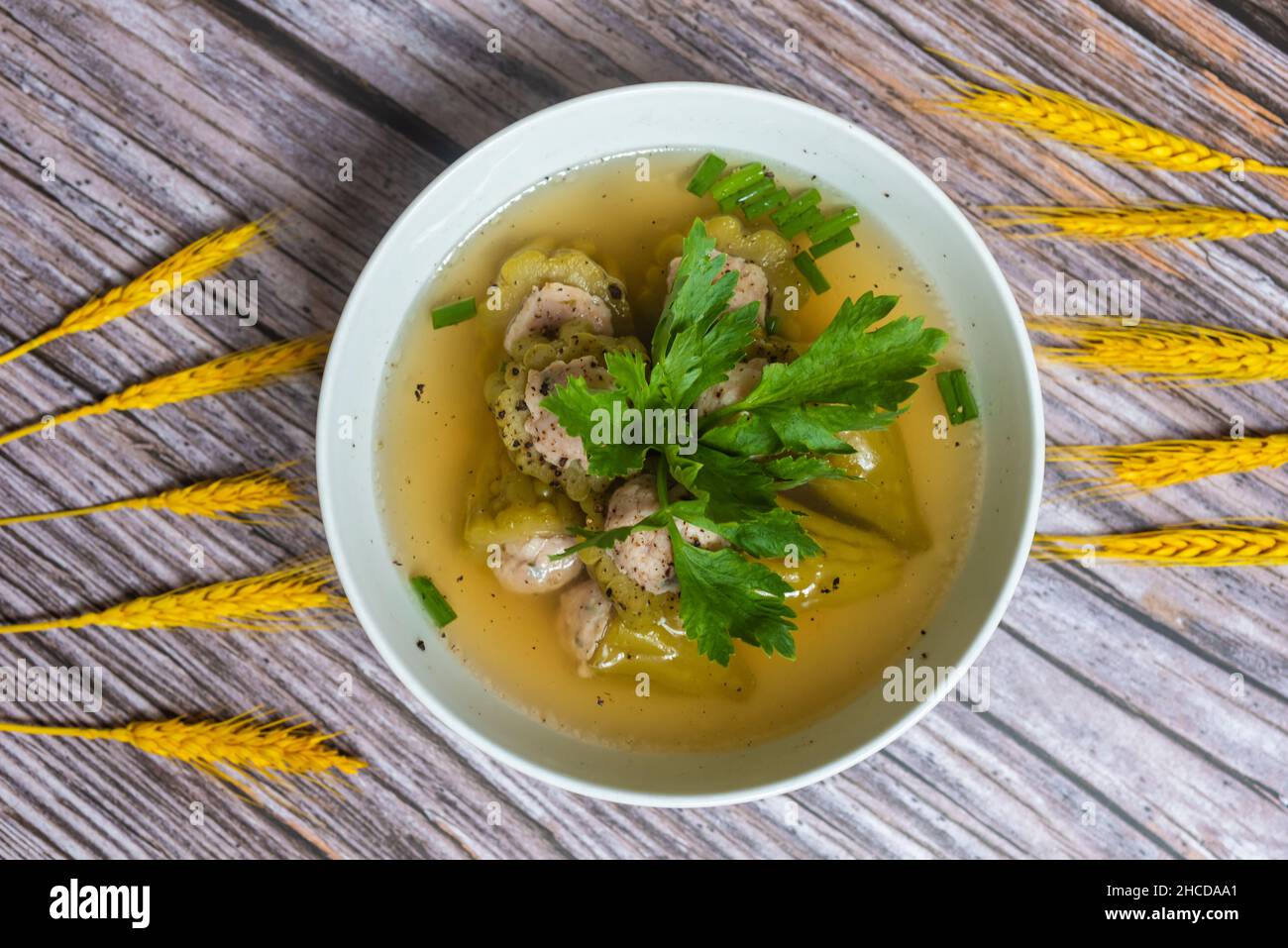 La soupe de melon amer hachée à la saveur délicieuse et fraîche sera certainement un choix extrêmement raisonnable en été chaud. Banque D'Images