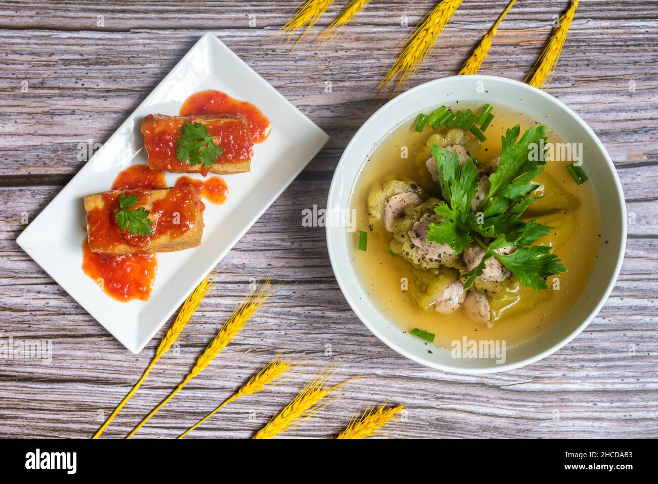 La soupe de melon amer hachée à la saveur délicieuse et fraîche sera certainement un choix extrêmement raisonnable en été chaud. Banque D'Images
