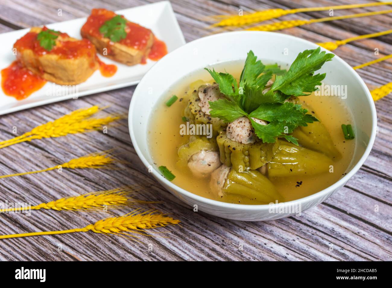 La soupe de melon amer hachée à la saveur délicieuse et fraîche sera certainement un choix extrêmement raisonnable en été chaud. Banque D'Images