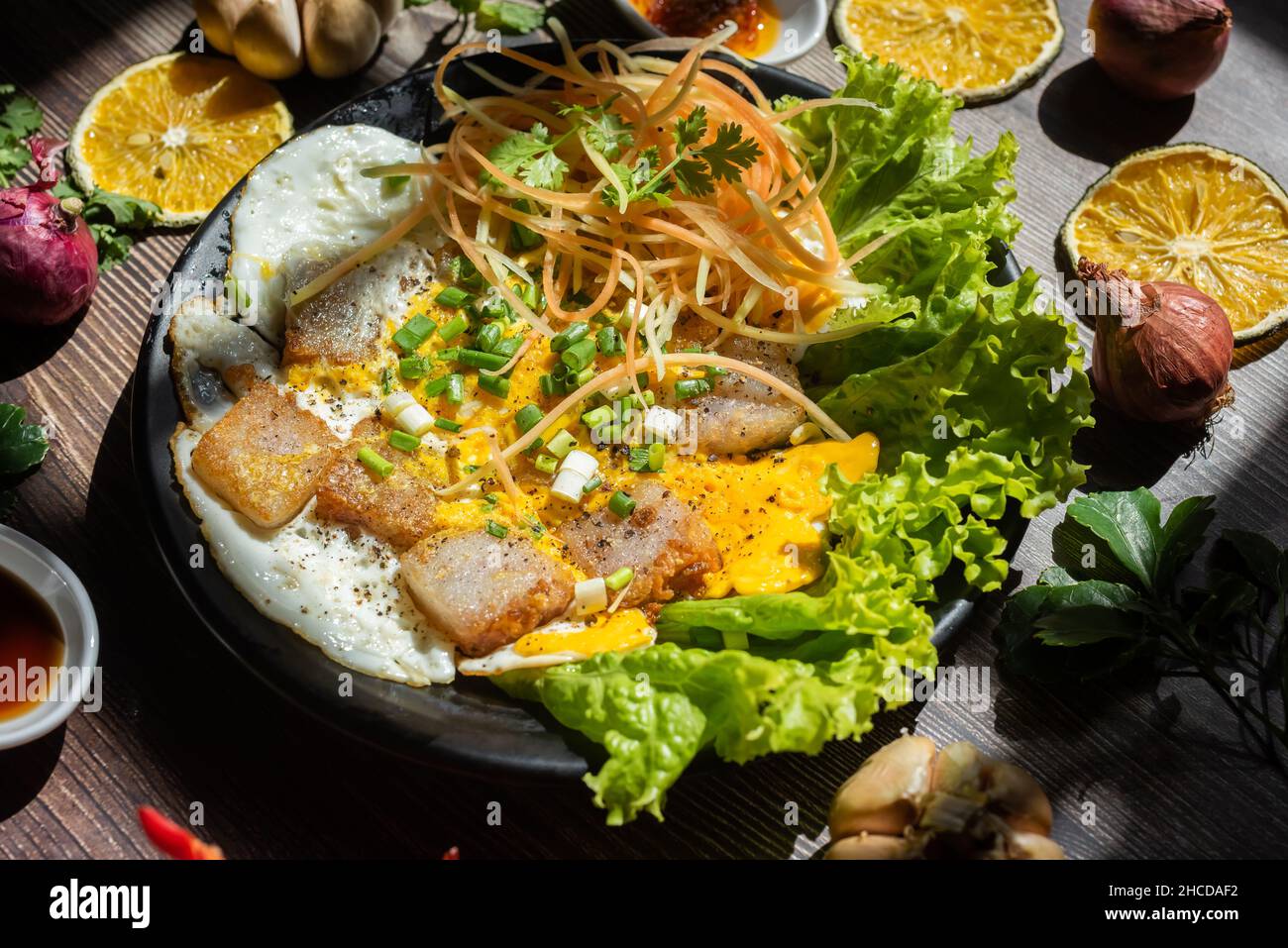 Les gâteaux de riz frits aux crevettes séchées et aux pommes de terre