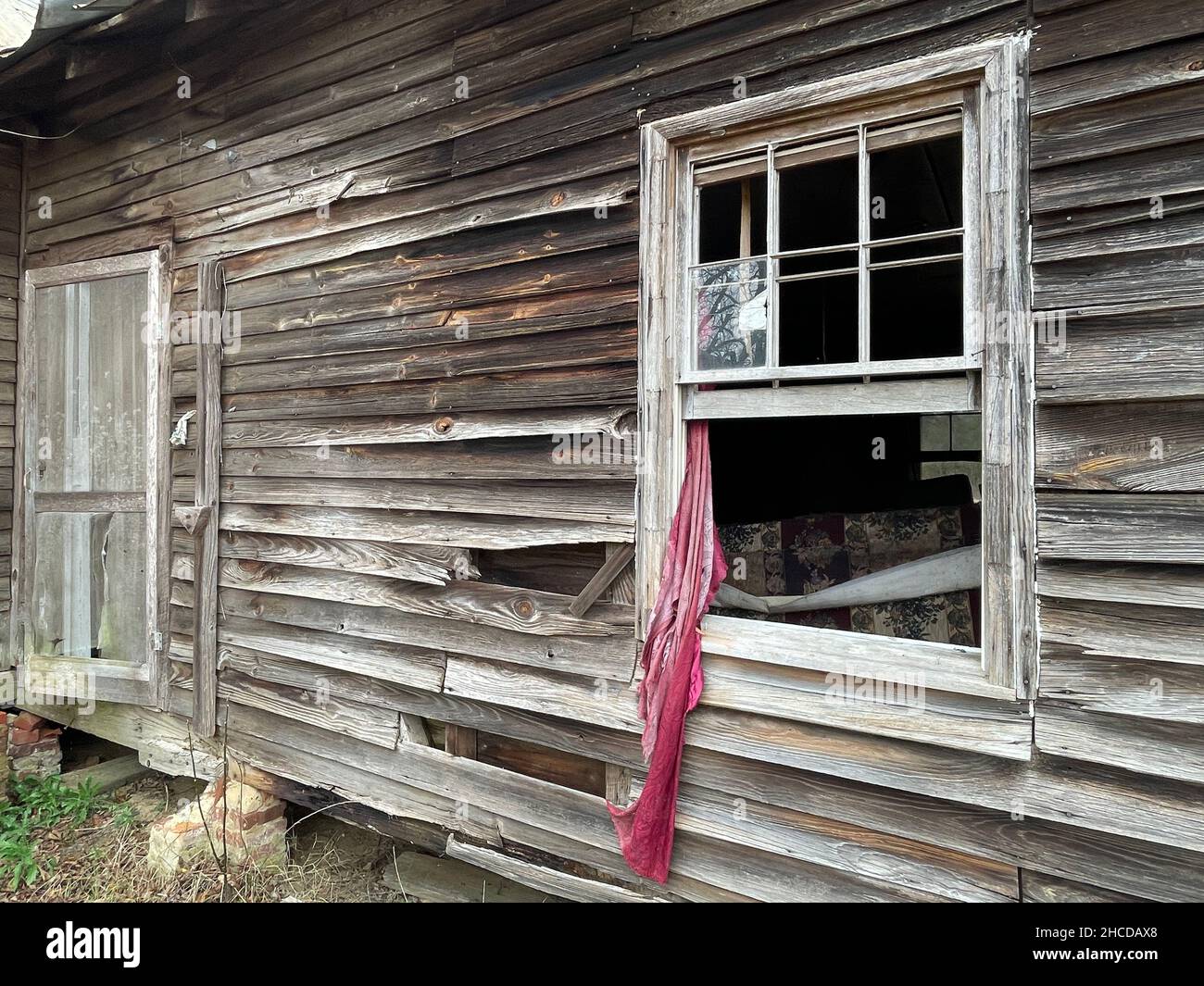 Ancien bâtiment historique abandonné dans le pays en Géorgie rurale Banque D'Images