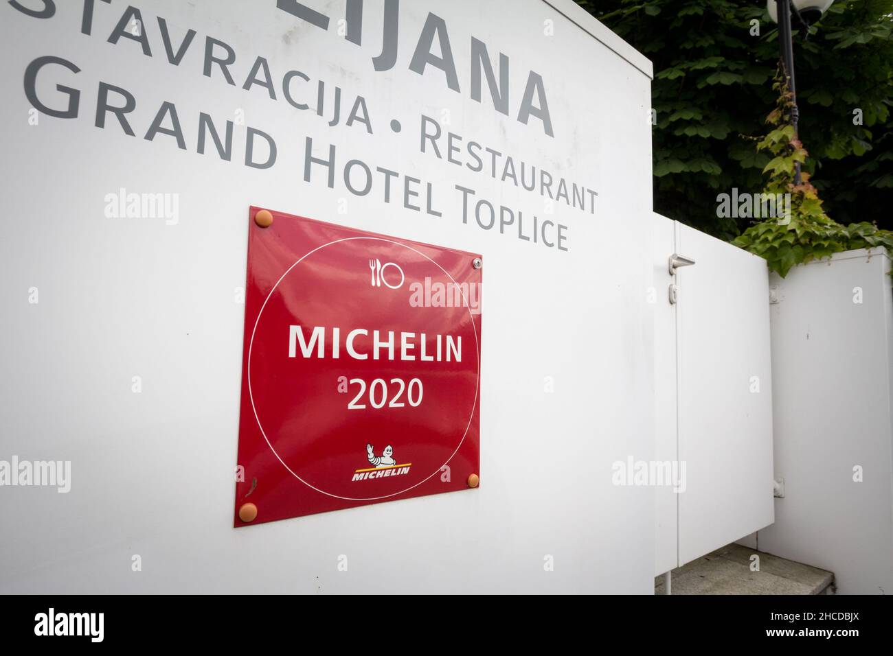 Michelin Guide Sign Photo d'un panneau avec le logo du guide Michelin devant un restaurant ...
