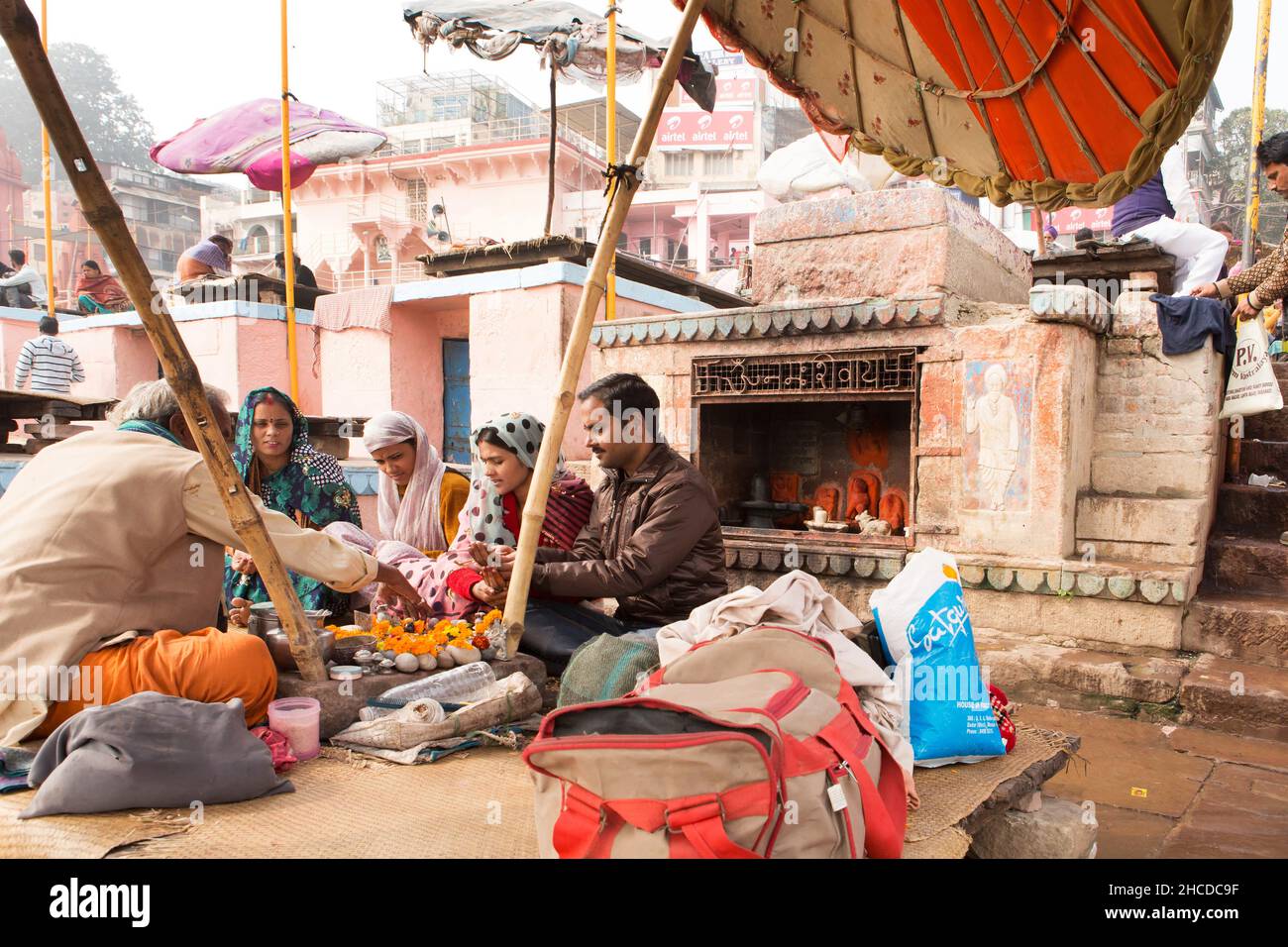 Varanasi, Uttar Pradesh, Inde.13th décembre 2012.Prêtre hindou sous parapluie offrant des bénédictions et aidant à y pratiquer le culte aux pèlerins.C'est l'une des plus anciennes villes habitées du monde et la plus sainte des sept villes sacrées de l'hindouisme.(Credit image: © Prabhas Roy/Pacific Press via ZUMA Press Wire) Banque D'Images