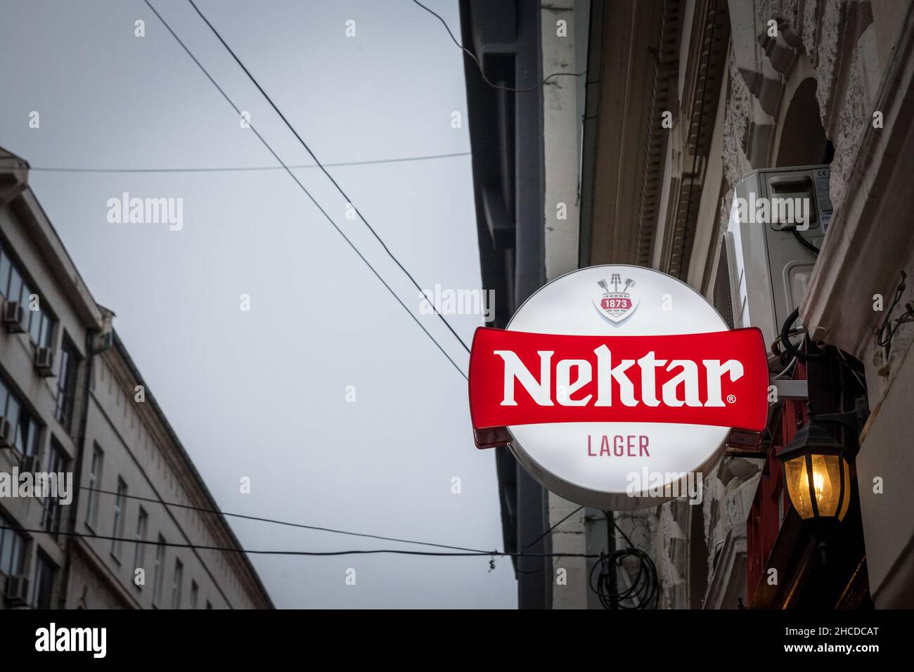 Photo d'un panneau avec le logo de la bière Nektar Pivo sur un bar qui la vend à Belgrade. nektar est une bière légère pâle produite par la brasserie Banjalucka. Banque D'Images