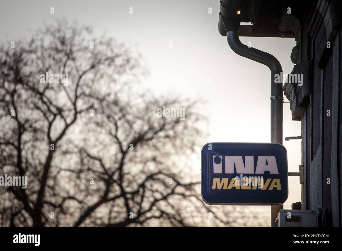 Photo d'un panneau avec le logo d'INA devant leur détaillant à Belgrade.INA Industrija nafte est une compagnie pétrolière multinationale croate.Ina Grou Banque D'Images