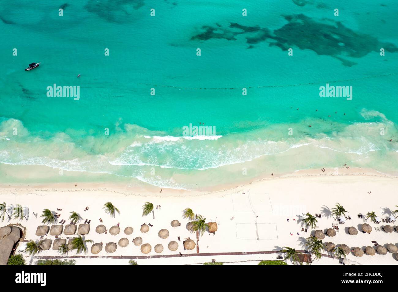 Vue aérienne par drone des eaux bleues des Caraïbes à Cancun au Mexique Banque D'Images