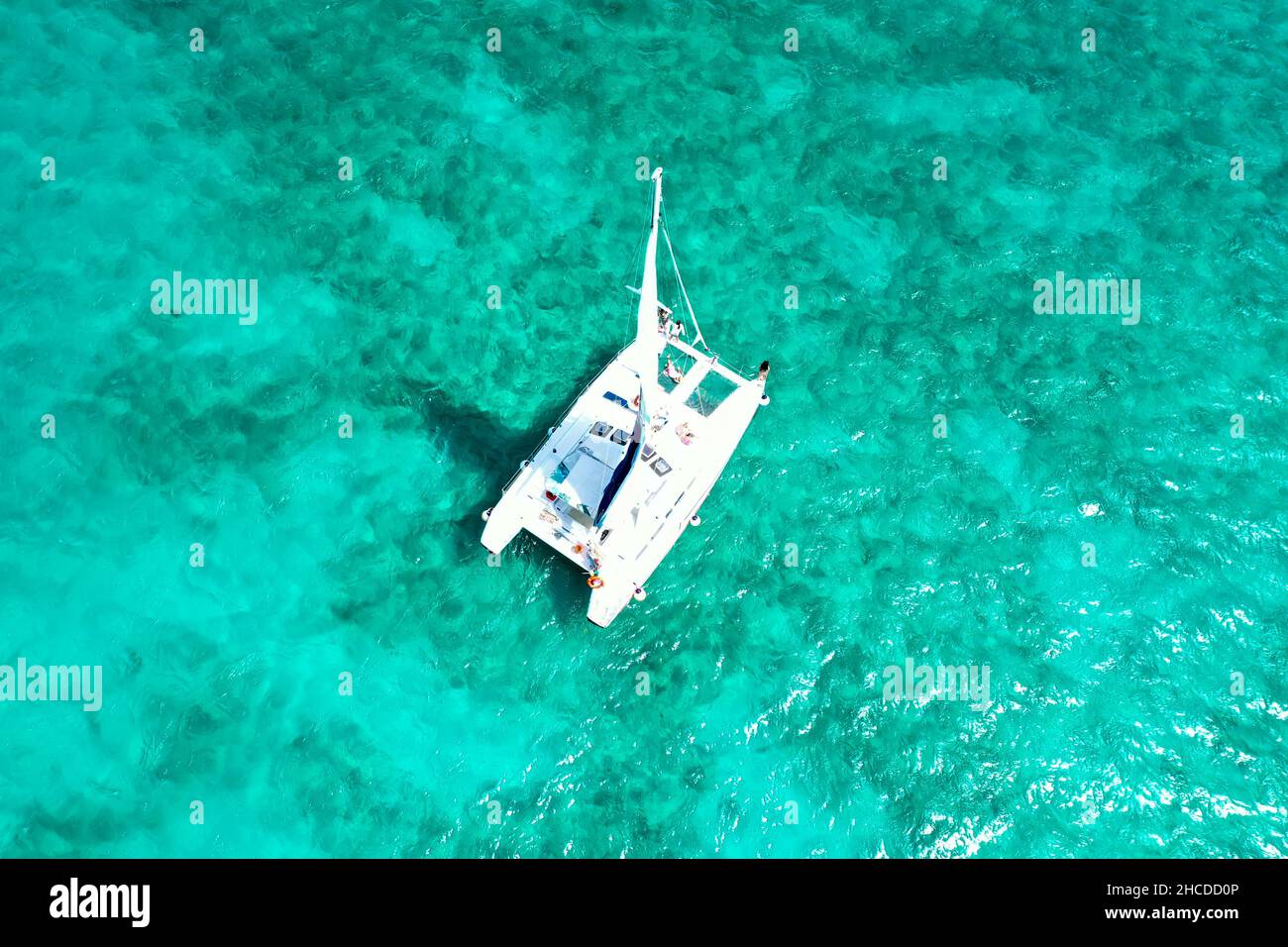 Vue aérienne par drone des eaux bleues des Caraïbes à Cancun au Mexique Banque D'Images
