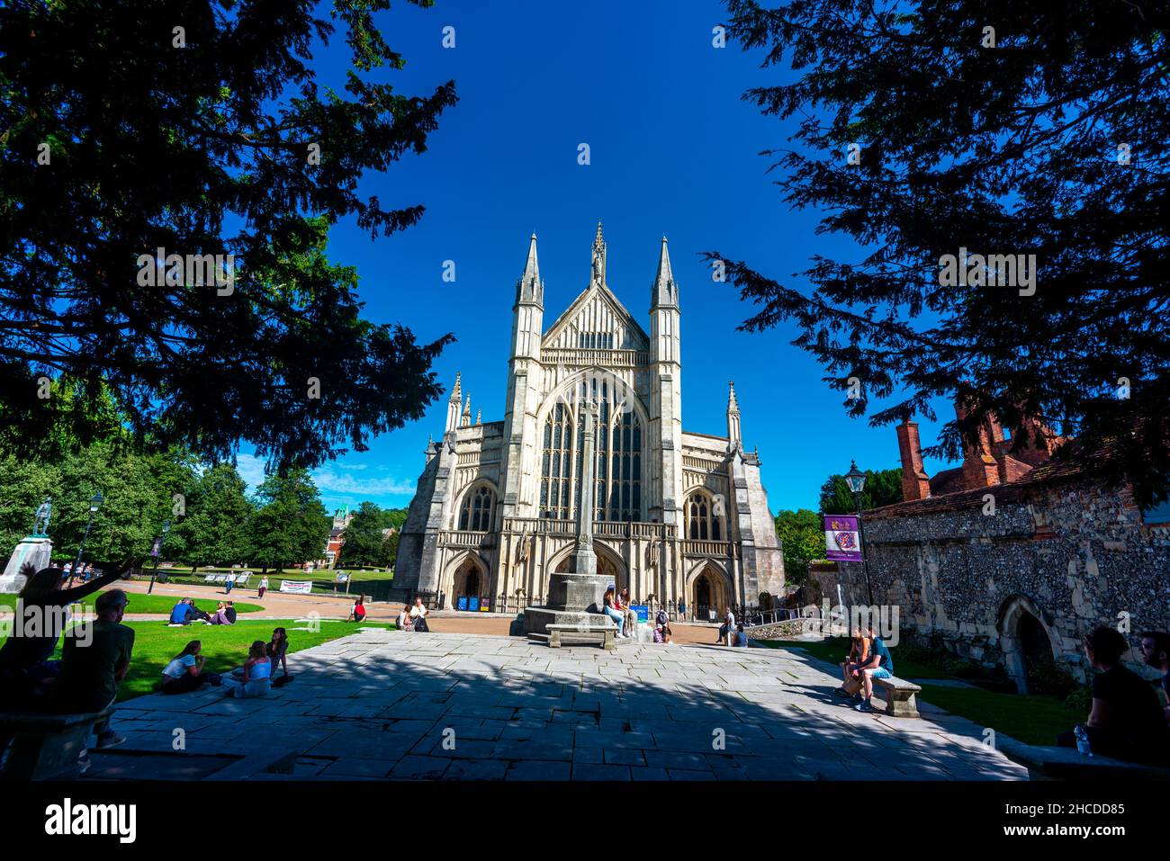 Winchester,Hampshire,Angleterre,Royaume-Uni-août 20 2020: Les personnes qui visitent la cathédrale, jeunes et vieux, apprécient le temps d'été glorieux, comme ils se détendent Banque D'Images