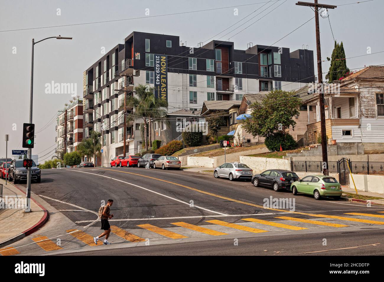 Un panneau « Now Leasing » est suspendu à un immeuble résidentiel de plusieurs logements récemment construit le long de Boylston Street, Vista Hermosa, Los Angeles Banque D'Images