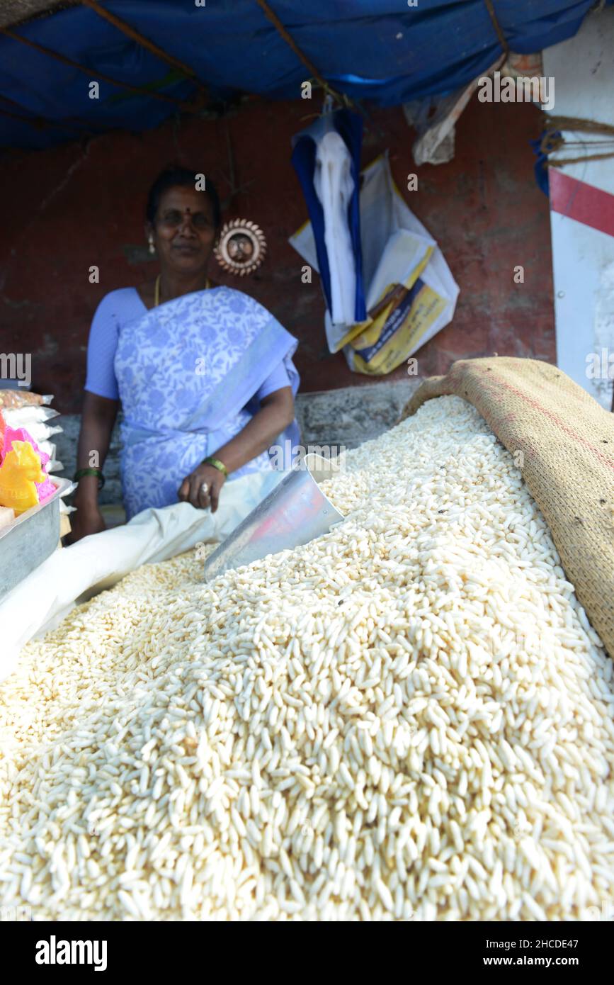 Une femme Telugu qui vend du riz soufflé à Kuppam, dans l'Andhra Pradesh, en Inde. Banque D'Images