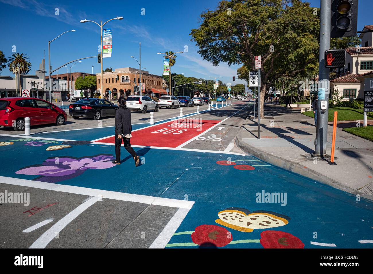 MOVE Culver City est une nouvelle initiative qui reconfigure les voies piétonnières, de circulation, d'autobus et de vélo dans le centre-ville de Culver City afin de réduire les embouteillages et les encombrements Banque D'Images