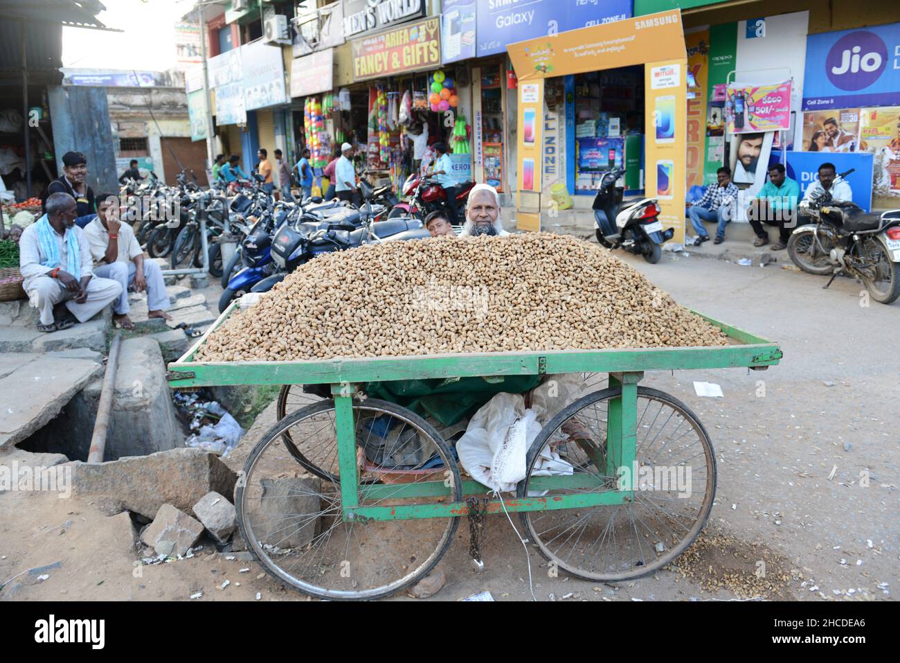 Un fournisseur d'arachides à Kuppam, Andhra Pradesh, Inde. Banque D'Images
