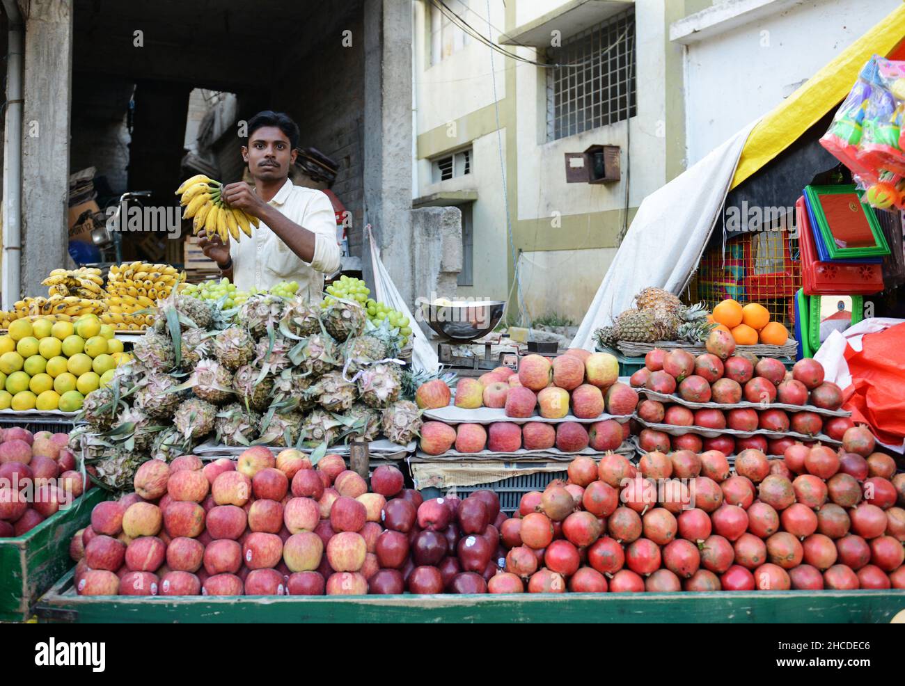 Le marché coloré sur la rue principale à Kuppam, Andhra Pradesh, Inde. Banque D'Images