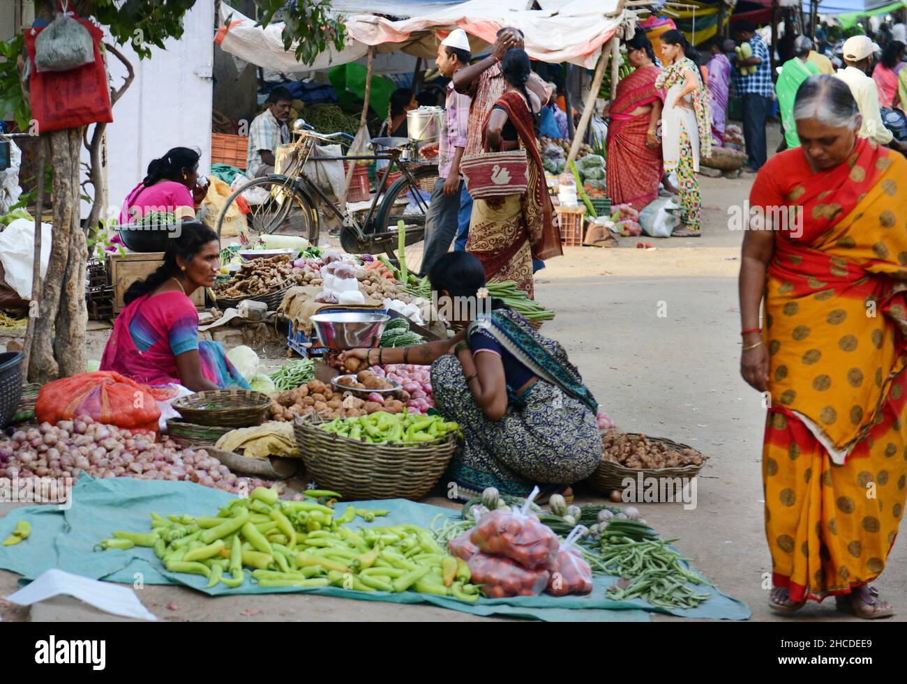 Un fournisseur de légumes et le marché extérieur à Kuppam, Andhra Pradesh, Inde. Banque D'Images