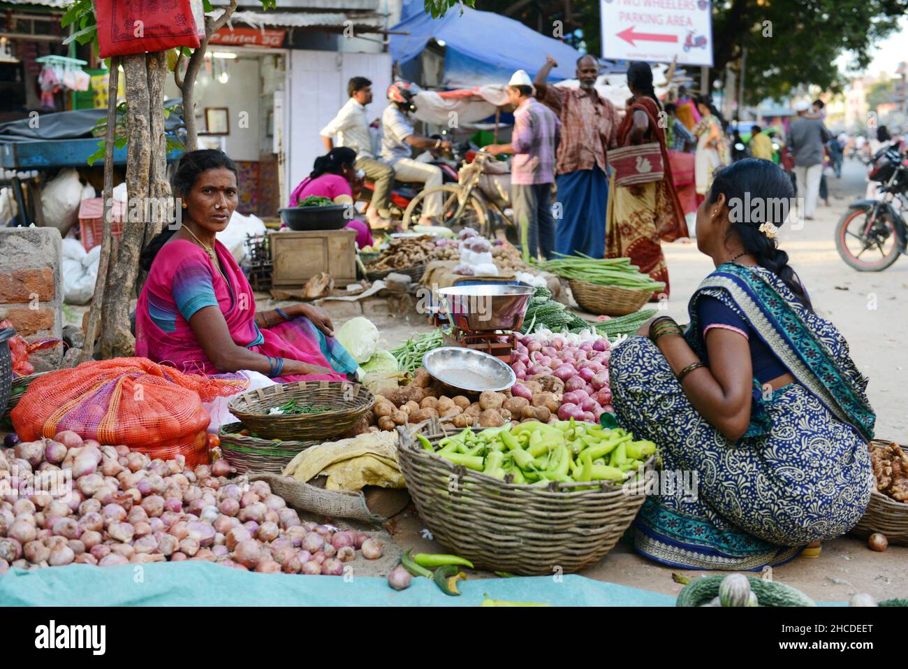 Un fournisseur de légumes et le marché extérieur à Kuppam, Andhra Pradesh, Inde. Banque D'Images