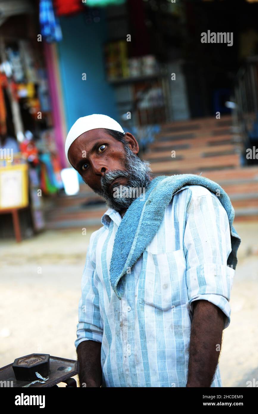 Un drôle de caractère au marché dynamique de Kuppam, Andhra Pradesh, Inde. Banque D'Images