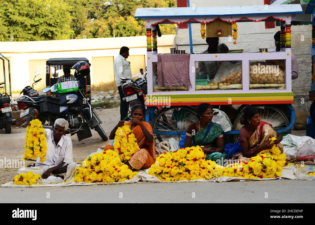 Un marché aux fleurs coloré à Kuppam, Andhra Pradesh, Inde. Banque D'Images