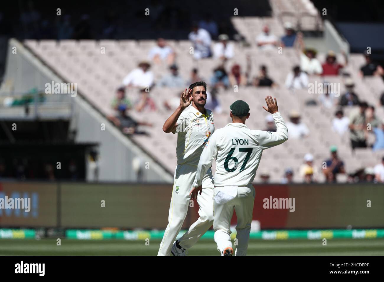 MELBOURNE, AUSTRALIE - 28 DÉCEMBRE : Mitchell Starc, d'Australie, célèbre le cricket de Ben Stokes, d'Angleterre, lors du match d'essai du lendemain de Noël dans la série Ashes entre l'Australie et l'Angleterre au Melbourne Cricket Ground, le 28 décembre 2021 à Melbourne, en Australie.Image Credit: brett keating/Alay Live News Banque D'Images