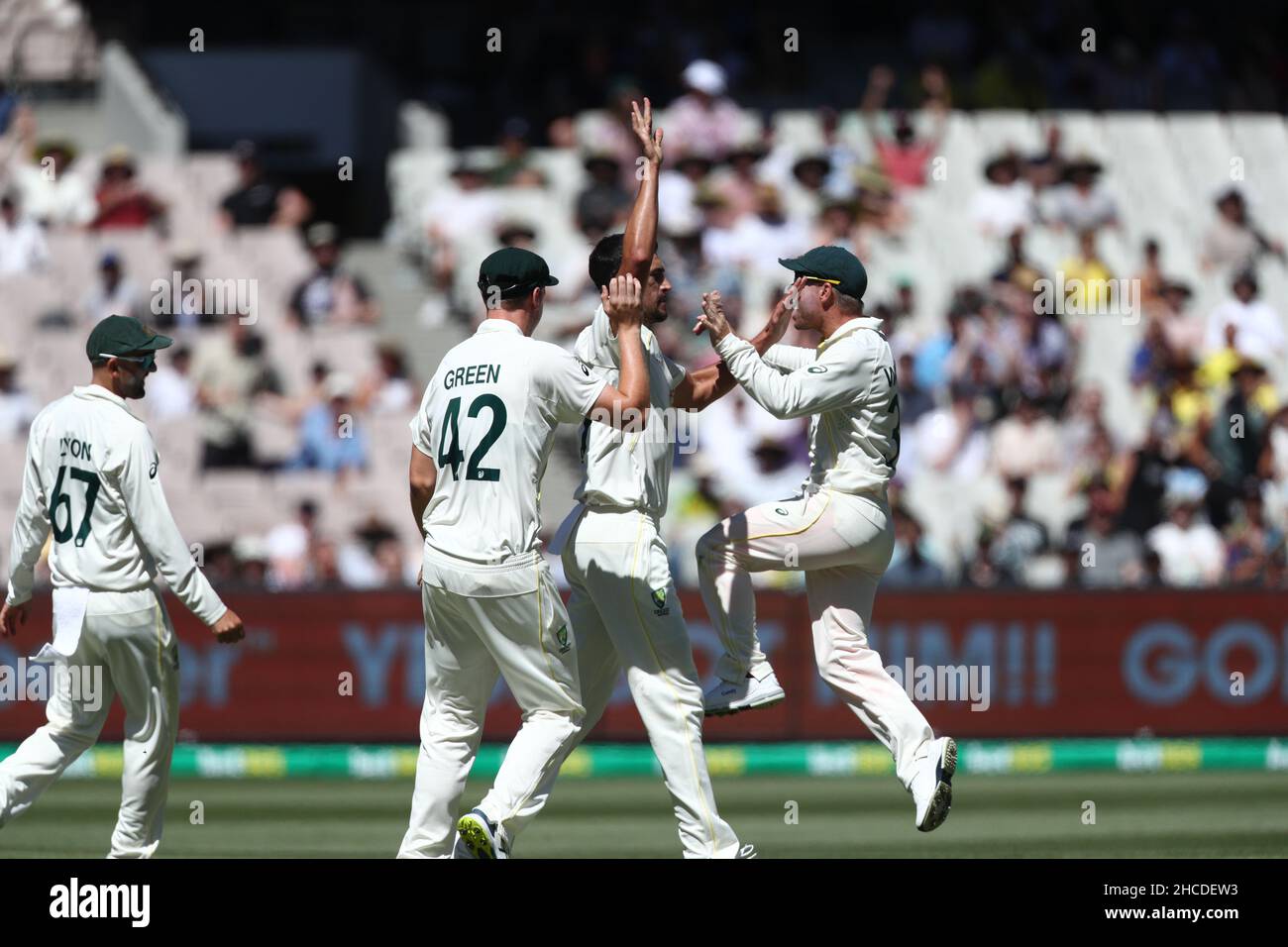 MELBOURNE, AUSTRALIE - 28 DÉCEMBRE : Mitchell Starc, d'Australie, célèbre le cricket de Ben Stokes, d'Angleterre, lors du match d'essai du lendemain de Noël dans la série Ashes entre l'Australie et l'Angleterre au Melbourne Cricket Ground, le 28 décembre 2021 à Melbourne, en Australie.Image Credit: brett keating/Alay Live News Banque D'Images