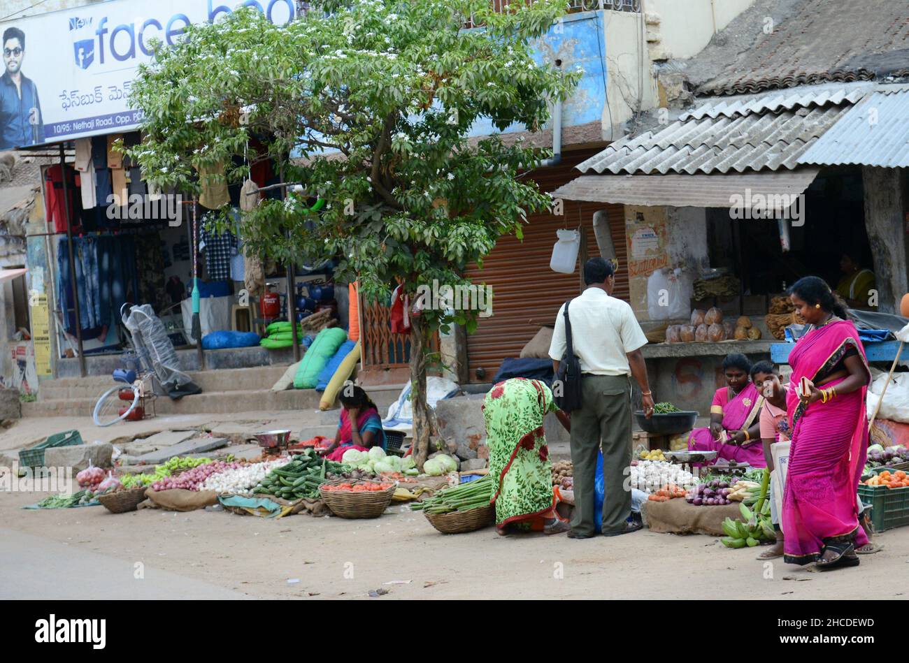 Le marché coloré sur la rue principale à Kuppam, Andhra Pradesh, Inde. Banque D'Images