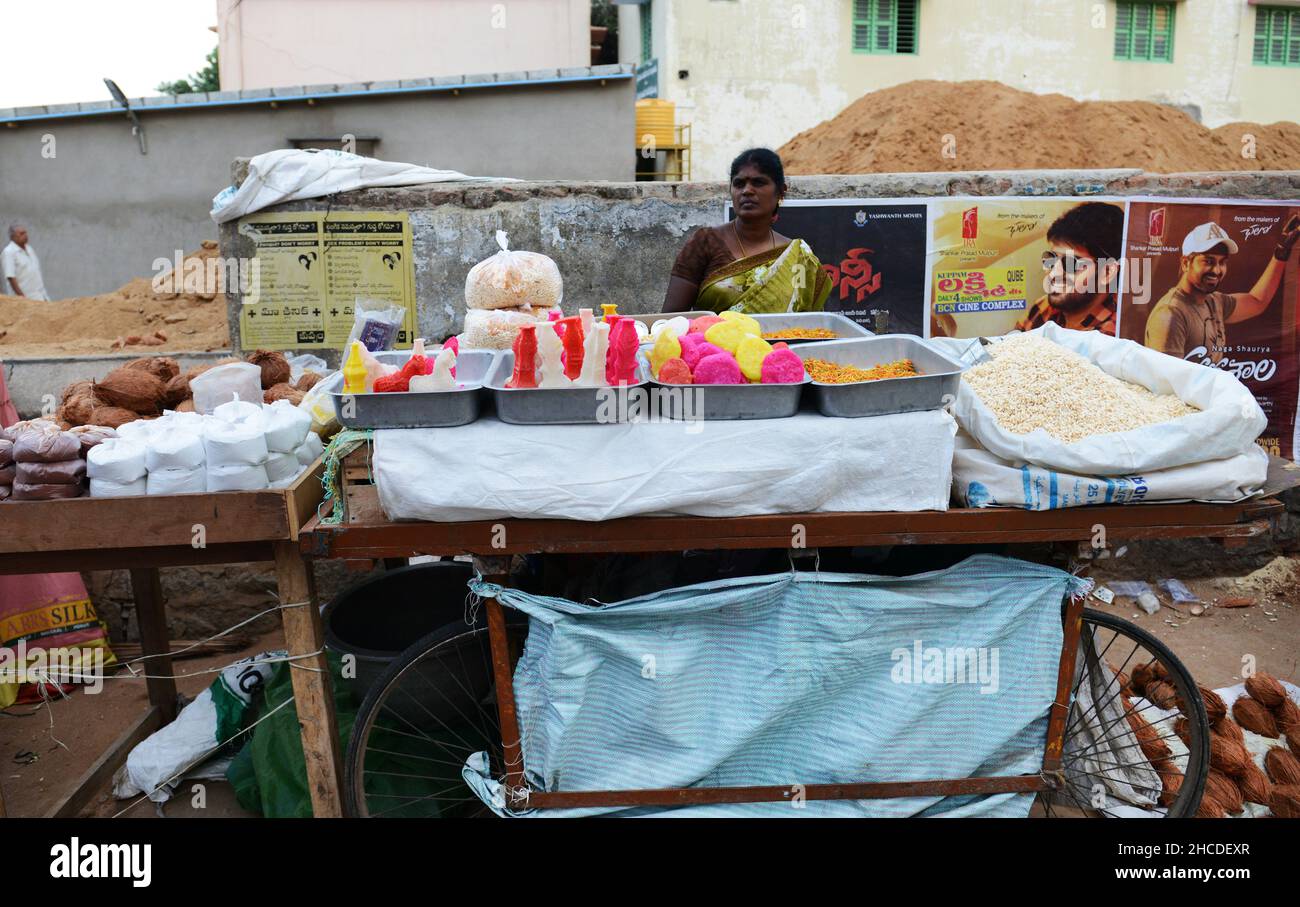 Batthasu Billalu est un doux traditionnel dans l'Andhra Pradesh, le Karnataka et le Tamil Nadu.Il est fait de sucre et de colorant alimentaire. Banque D'Images