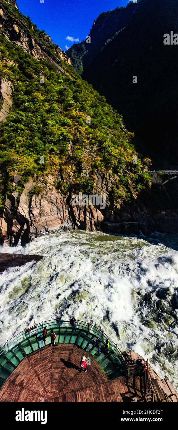 KUNMING, CHINE - le 25 OCTOBRE 2021 - les eaux en sursaut du fleuve Jinsha ont passé le rugissement dans le cadre du site pittoresque de la gorge du tigre du Yunnan, à Kunming, dans le Yun de Chine Banque D'Images