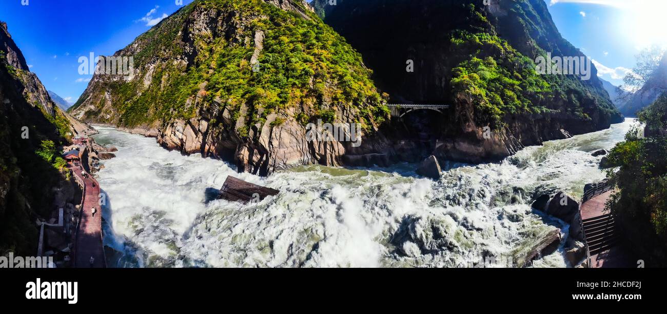KUNMING, CHINE - le 25 OCTOBRE 2021 - les eaux en sursaut du fleuve Jinsha ont passé le rugissement dans le cadre du site pittoresque de la gorge du tigre du Yunnan, à Kunming, dans le Yun de Chine Banque D'Images
