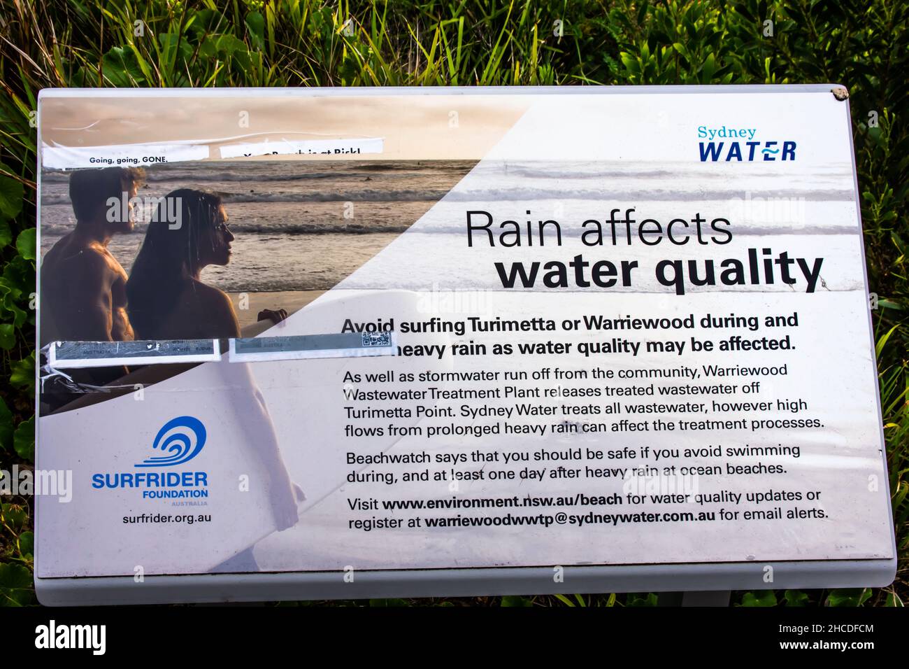 Panneau à l'entrée de la plage de Turimetta sur la pluie affectant la qualité de l'eau. Banque D'Images