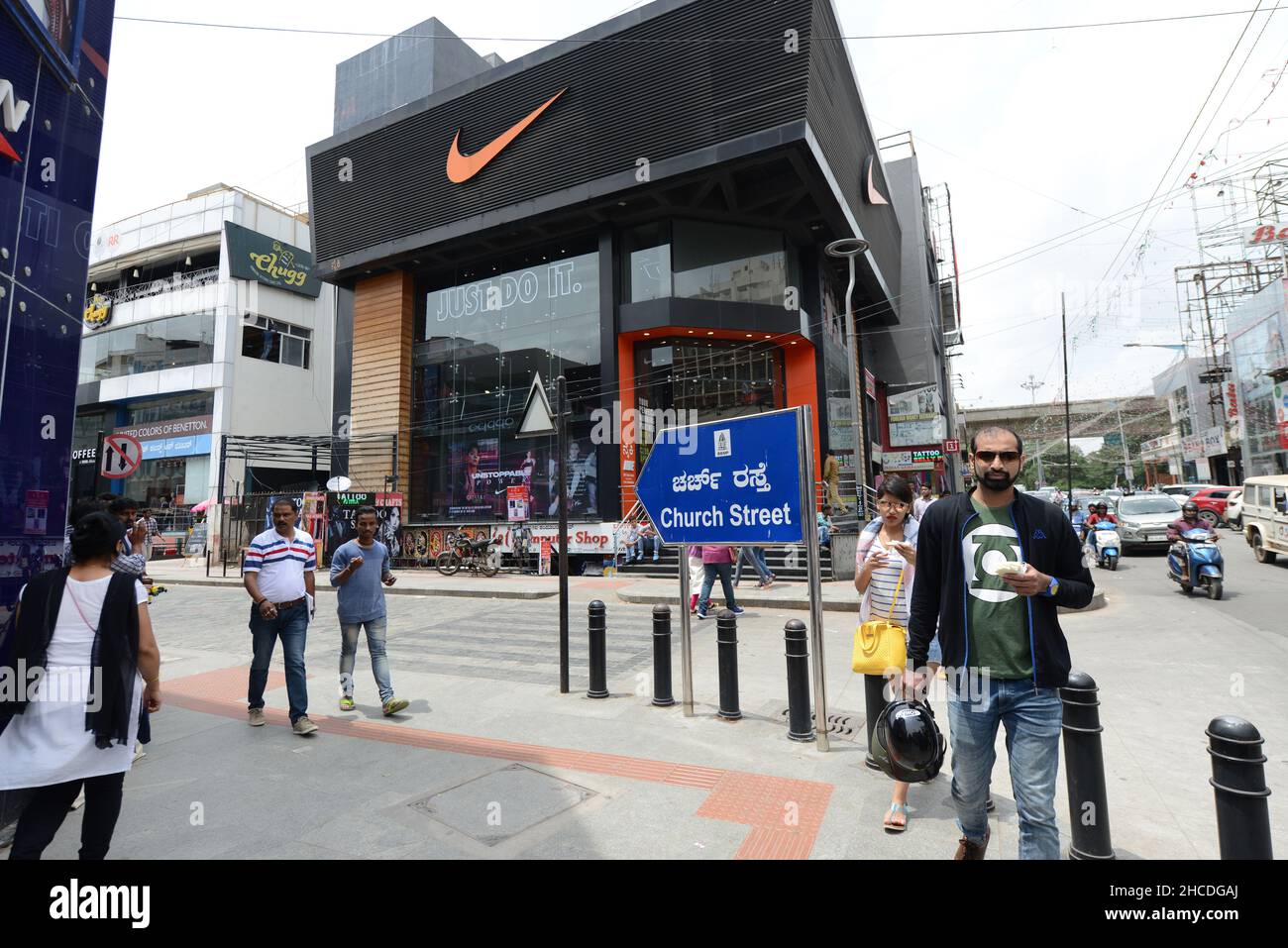 Jonction Church Street et Brigade Road dans le centre commercial de Bangalore, Inde. Banque D'Images