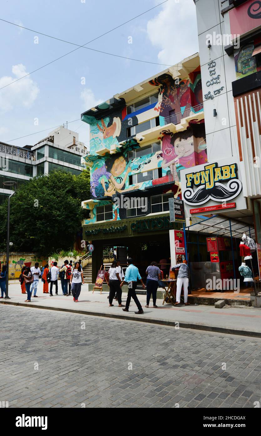 Entrée à la station de métro Mahatma Gandhi de la rue Church à Bangalore, Inde. Banque D'Images