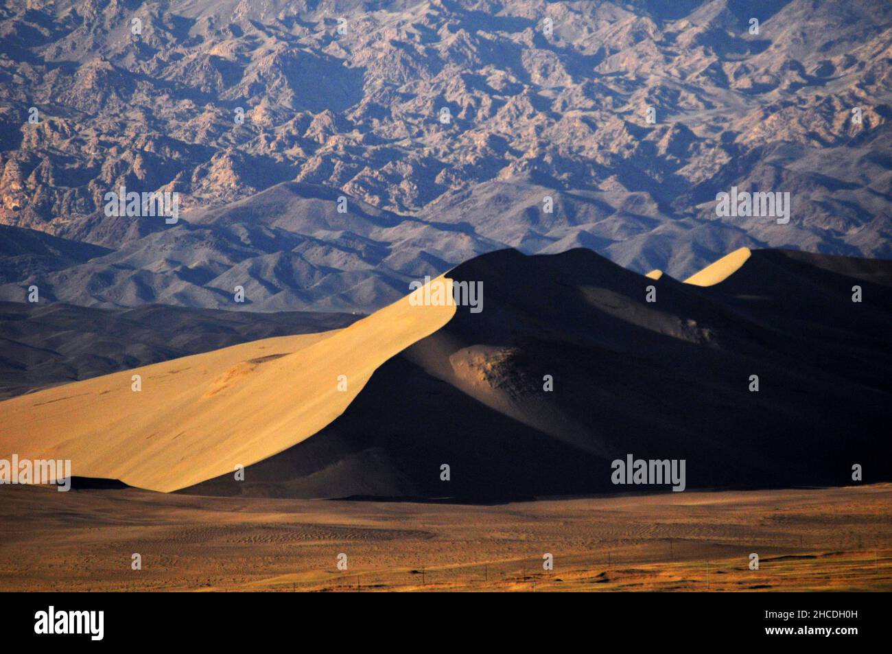 Une belle dune de sable dans le nord-est de la province du Xinjiang. Banque D'Images