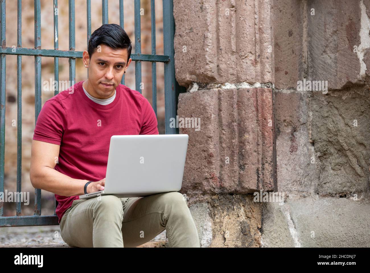 Jeunes latino hommes avec ordinateur portable dans la rue, Panama City, Amérique centrale Banque D'Images