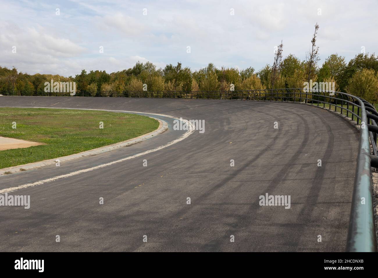 Piste de course de vélo.Piste de course cycliste pour cyclistes dans le parc public à l'automne.Photo de fond de style de vie sain. Banque D'Images