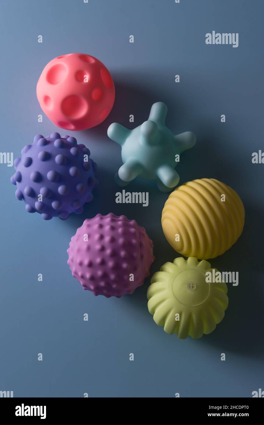 Balles sensorielles pour enfants, ensemble de boules multiplastiques texturées pour bébés et tout-petits, jouets sensoriels squeezy doux colorés pour améliorer cognitif et physique Banque D'Images