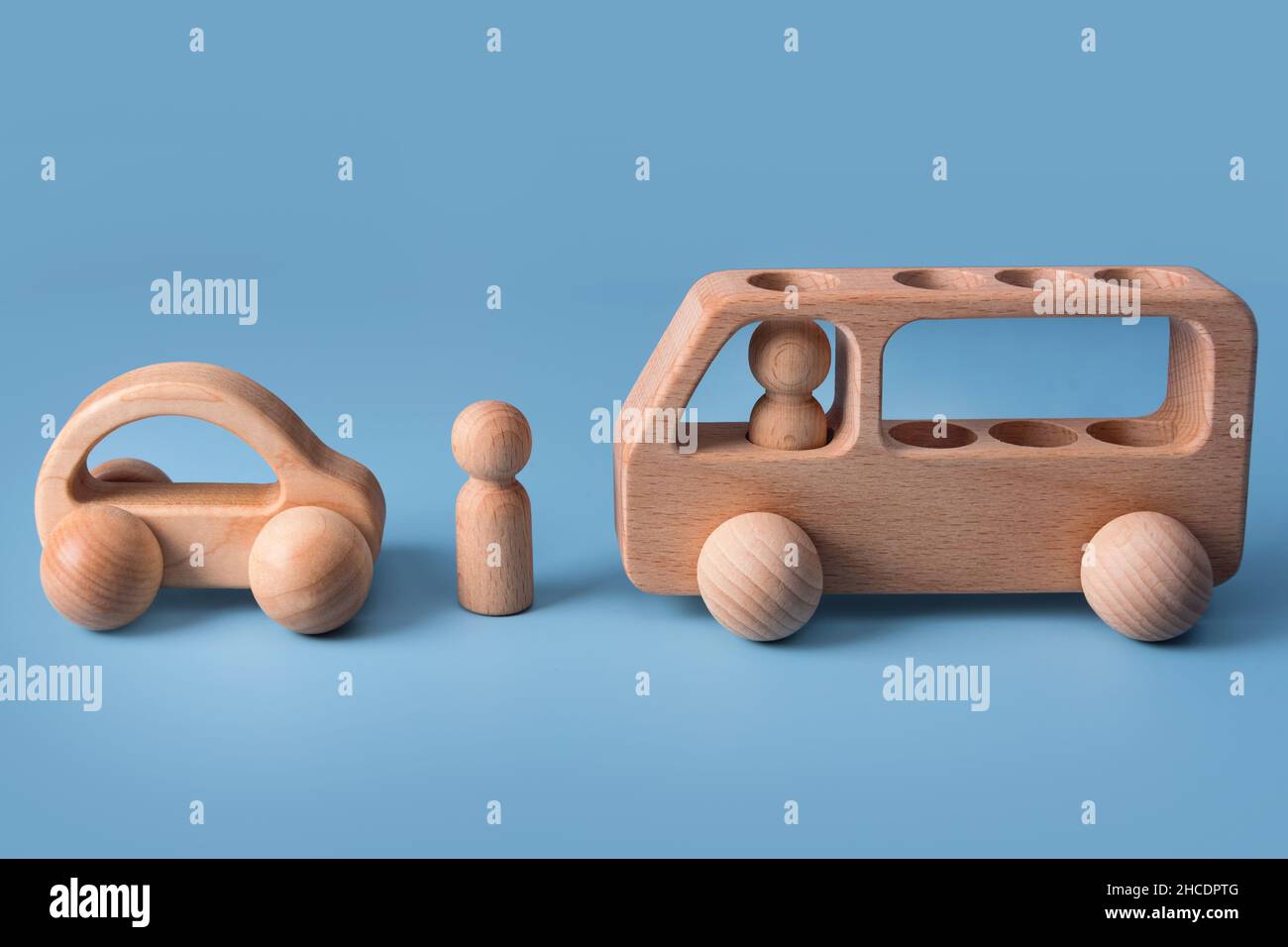 Voitures en bois, jouet pour enfant sur fond bleu.Jouets écologiques sans plastique pour enfants.Éducation Montessori apprentissage de jouets en bois. Banque D'Images