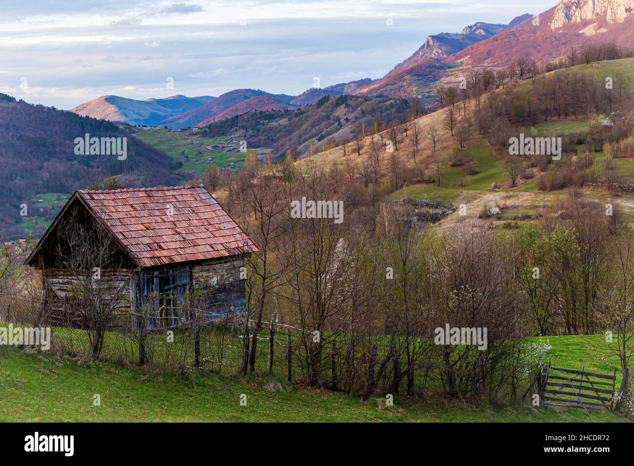 Cabane en bois sur fond rural pittoresque.Photo prise le 29th avril 2021 près de l'ancien village de Dumesti, dans le comté d'Alba, Roumanie Banque D'Images