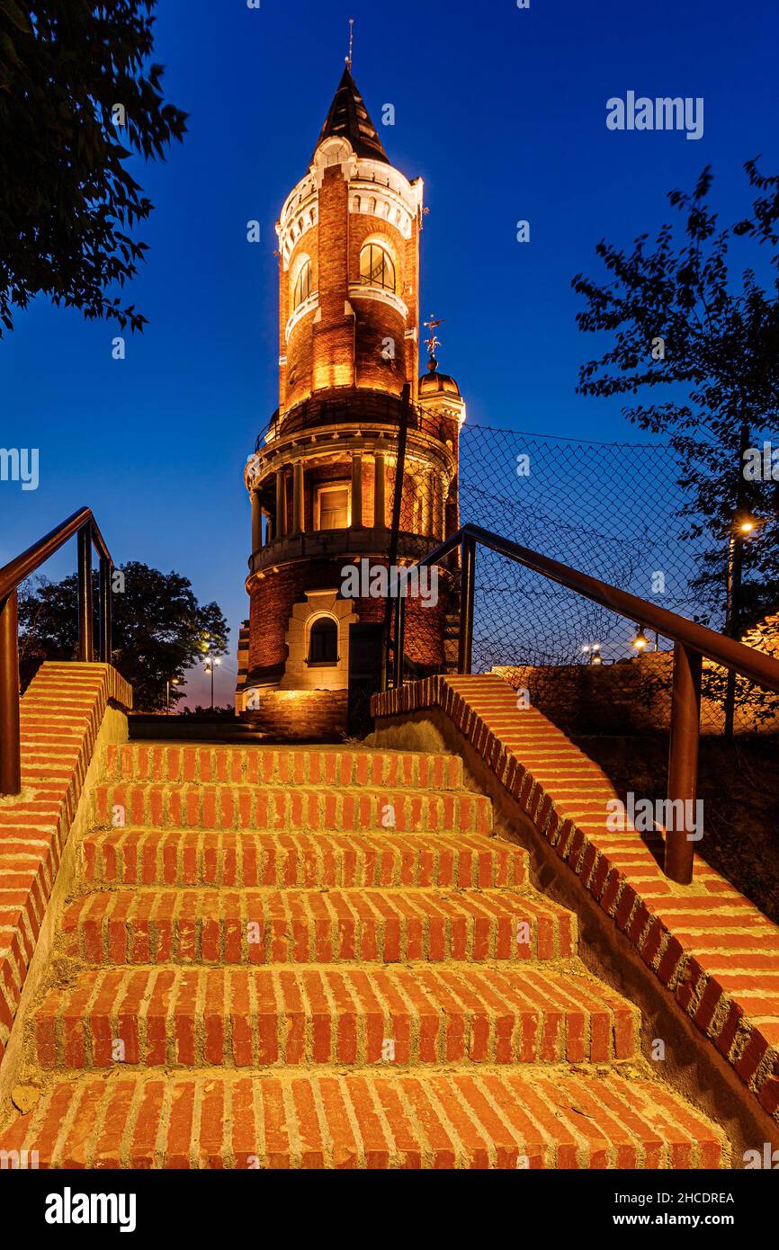 La tour du millénaire ou la tour Gardos illuminée à l'heure bleue.Photo prise le 24th juillet 2021 dans le comté de Zemun à Belgrad, Serbie. Banque D'Images